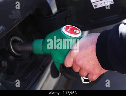 Paris, Frankreich. Oktober 2021. Ein Kunde füllt den Tank seines Autos an einer Tankstelle in Paris, Frankreich, am 22. Oktober 2021. Der französische Premierminister Jean Castex kündigte am Donnerstagabend eine spezielle Inflationsrate von 100 Euro (116 US-Dollar) für Menschen mit einem monatlichen Nettoeinkommen von weniger als 2,000 Euro an. Frankreich hat in den letzten Monaten ein rasches Wachstum der Energiepreise erlebt. Der Dieselpreis erreichte durchschnittlich 1.56 Euro pro Liter und 1.62 Euro für Benzin, beides Rekordpreise. Kredit: Gao Jing/Xinhua/Alamy Live Nachrichten Stockfoto