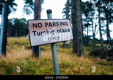 Kein Parkplatz Abbiegehilde nur Schild auf privaten Wald Stockfoto