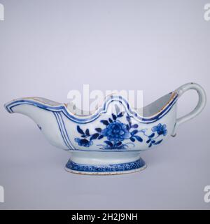Antikes chinesisches Blau und Weißporzellan-Soße oder -Boot aus dem 18. Jahrhundert. Qianlong-Periode Stockfoto