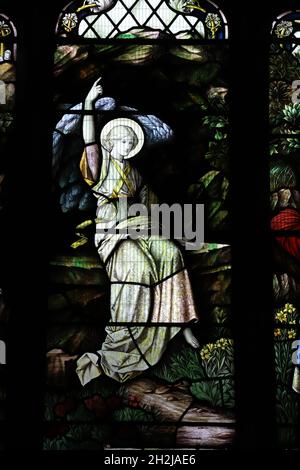 Buntglasfenster von Shrigley und Hunt; Detail; der Engel am leeren Grab Christi nach der Auferstehung Stockfoto