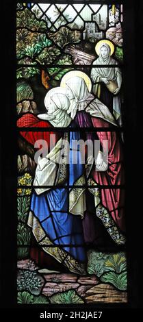 Detail eines Buntglasfensters von Shrigley und Hunt, das die drei Maries am leeren Grab Christi, St. Peter's Church, Dunchurch, Warwickshire, darstellt Stockfoto