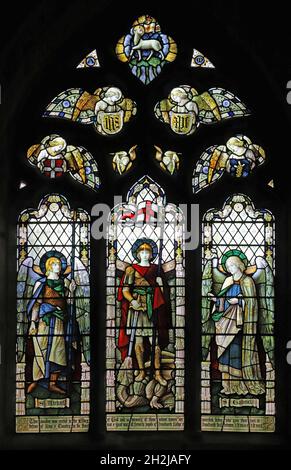 Ein Buntglasfenster von Shrigley & Hunt mit den Heiligen Michael, George und Gabriel, St. Peter's Church, Dunchurch, Warwickshire Stockfoto