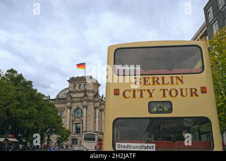Stadtrundfahrt Bus und Reichstagsgebäude im Hintergrund, Berlin Stockfoto