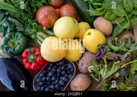 Bio-Gemüse und Früchte in Holzkorb am Morgen geerntet. Bio-Box von regionalen lokalen Bauern Marktkonzept Stockfoto