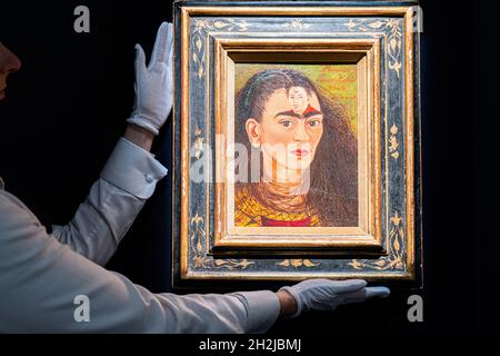 LONDON, GROSSBRITANNIEN. 22 Oktober 2021. Frida Kahlos ultimatives Selbstporträt ist bei Sotheby's zu sehen. Es wird auf über 30 Millionen US-Dollar geschätzt, was voraussichtlich den Rekord für den mexikanischen Maler und das wertvollste lateinamerikanische Werk brechen wird. Das Gemälde wird vom 22. Bis 25. Oktober in Sotheby's London öffentlich zu sehen sein, bevor es am 16. November 2021 in Sotheby's New York versteigert wird. Kredit: amer ghazzal/Alamy Live Nachrichten Stockfoto