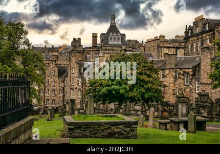 Blick von Joybergman des Kirkyard mit Gräbern und Grabsteinen und Skyline und Dächer, einschließlich der zentralen Bibliothek, der alten Stadt, Edinburgh, Schottland, Großbritannien Stockfoto