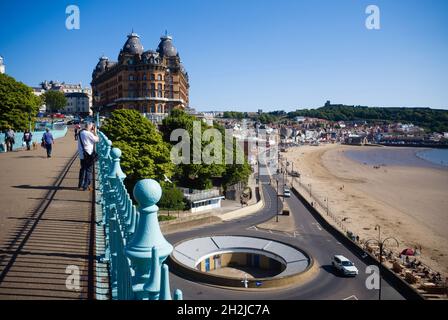 Scarborough mit dem imposanten Grand Hotel im Vordergrund und dem Hafen und der Burg in der Ferne Stockfoto