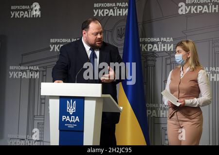 Nicht exklusiv: KIEW, UKRAINE - 21. OKTOBER 2021 - Sprecher Ruslan Stefanchuk (L) und stellvertretender Premierminister für europäische und Euro-atlantische Integration o Stockfoto