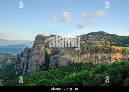 Spektakulären Meteora Felsen Formationen und Klöster, Meteora, Ebene von Thessalien, Griechenland Stockfoto