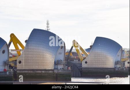 London, Großbritannien. Oktober 2021. Allgemeine Ansicht der Thames Barrier, die zum 200. Mal geschlossen wurde, um London als Hochwasserwarnung zu schützen. (Foto: Vuk Valcic/SOPA Images/Sipa USA) Quelle: SIPA USA/Alamy Live News Stockfoto