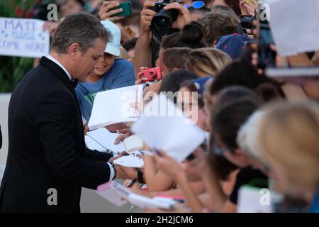 Schauspieler Matt Damon signiert Autogramme während eines roten Teppichs für den Film „Downsizing“ beim 74. Filmfestival in Venedig, Italien, 30. August 2017. Stockfoto