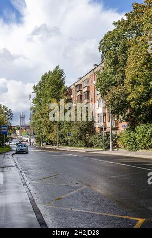 Moskau, Russland - 4. September 2021: Blick auf die nasse Fahrbahn der Straße der Oktyabrskaja-Eisenbahnlinie in der Stadt Moskau nach Regen. Die Straße wurde 192 gegründet Stockfoto