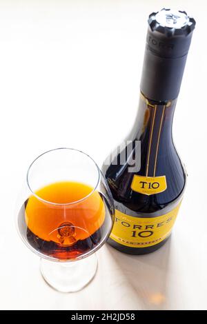 Moskau, Russland - 16. Oktober 2021: Geschlossene Flasche mit TORRES Gran Reserva 10 Brandy und Weinglas. Torres 10 Gran Reserva ist der beliebteste Spanier Stockfoto