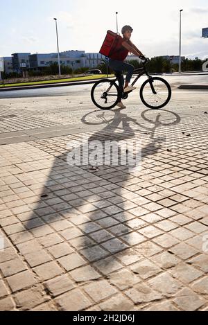 Essen Lieferung Frau Fahrrad in der Stadt reiten Stockfoto