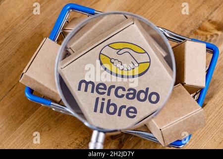 Modifiziertes Foto des Mercado Libre Logos auf einer Box unter der Lupe im Warenkorb. Stockfoto