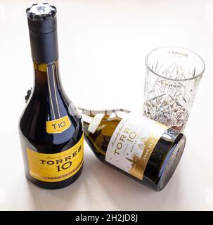 Moskau, Russland - 16. Oktober 2021: Flaschen mit TORRES Gran Reserva 10 Brandy und Kristallglas. Torres 10 Gran Reserva ist der beliebteste Spanier Stockfoto