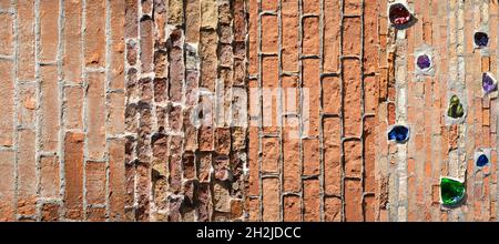 Vintage, alte orangene Backsteinwände, Composite-Bild aus vier Ebenen Hintergründen. Zwei Backsteinwände, eine alte beschädigte Backsteinmauer, eine mit Stockfoto