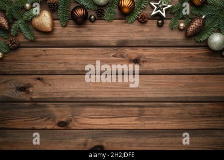 Weihnachten weihnachtsdekorationen auf vintage Holz Hintergrund. Flach liegend, Draufsicht und Platz zum Kopieren von Text Stockfoto