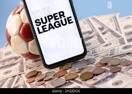 Die Super League ist ein jährlich stattfindendes Vereinsfußballwettbewerb, an dem zwanzig der besten und reichsten europäischen Fußballvereine teilnehmen. Stockfoto