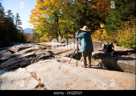 Ein Künstler bei der Arbeit in den Jackson Falls - Jackson, New Hampshire, USA Stockfoto