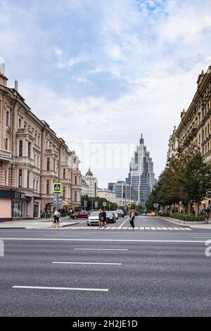 Moskau, Russland - 21. August 2021: Blick auf die Menschen auf Fußgängerübergängen auf der Sadowaja-Triumfalnaja Straße vom Triumfalnaja-Platz in der Moskauer Stadt in Sum Stockfoto