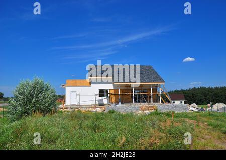 Wunderschönes Neues Gemütliches Haus Gebäude Außenansicht. Gemütliches Haus mit Dormers, Oberlichter, Lüftung, Rinne, Entwässerung, Verputzen und Verwenden von Farbe Stockfoto