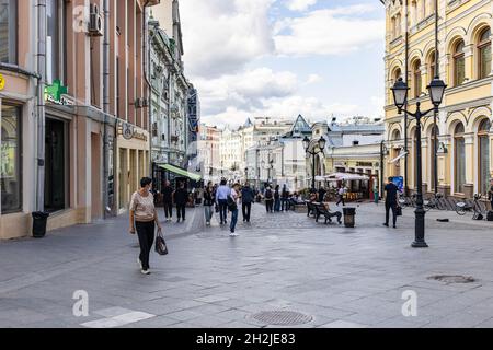 Moskau, Russland - 23. August 2021: Menschen in Kusnetsky meisten Straße in Moskau Stadt am bewölkten Sommermorgen. Der Name der Schmiedbrücke bezieht sich auf das 18. Jahrhundert Stockfoto