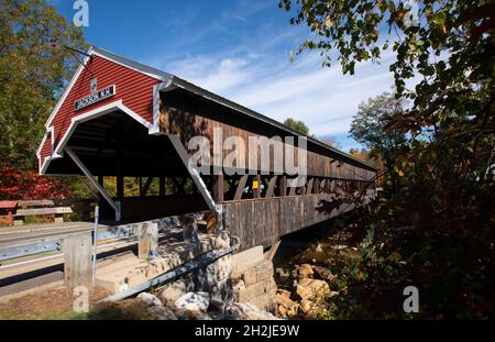 Die Honeymoon Covered Bridge in Jackson, NH. USA. Erbaut 1876. Sie überquert den Ellis River Stockfoto