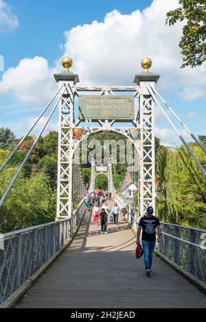 Blick auf den South Queens Park Hängebrücke über den Fluss Dee Chester 2021 Stockfoto