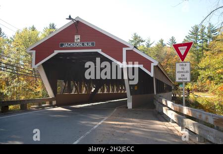 Die Honeymoon Covered Bridge in Jackson, NH. USA. Erbaut 1876. Sie überquert den Ellis River Stockfoto