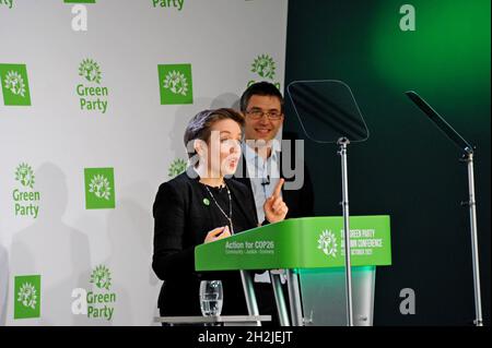 Birmingham, Großbritannien. Oktober 2021. Kürzlich ernannte Führer der Grünen Partei von England und Wales, Carla Denyer und Adrian Ramsay, eröffneten die Jahreskonferenz der Partei mit einem Aufruf an die Regierung, die Zahlungen für Winterkraftstoff auf alle Haushalte in Großbritannien auszudehnen. Sie fordern die Regierung auf, jedem Haushalt in England und Wales eine zusätzliche £320 zur Verfügung zu stellen, um ihnen zu helfen, die steigenden Energiekosten zu bezahlen und die Energiearmut zu vermeiden. Kredit: G.P.Essex/Alamy Live Nachrichten Stockfoto