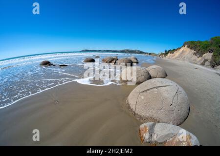 Die moeraki Boulders sind ungewöhnlich große und sphärischen Felsbrocken auf einer Strecke von Koekohe Strand liegend auf der Wave-cut Otago Küste von Neuseeland zw. Stockfoto