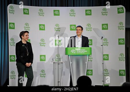 Birmingham, Großbritannien. Oktober 2021. Kürzlich ernannte Führer der Grünen Partei von England und Wales, Carla Denyer und Adrian Ramsay, eröffneten die Jahreskonferenz der Partei mit einem Aufruf an die Regierung, die Zahlungen für Winterkraftstoff auf alle Haushalte in Großbritannien auszudehnen. Sie fordern die Regierung auf, jedem Haushalt in England und Wales eine zusätzliche £320 zur Verfügung zu stellen, um ihnen zu helfen, die steigenden Energiekosten zu bezahlen und die Energiearmut zu vermeiden. Kredit: G.P.Essex/Alamy Live Nachrichten Stockfoto