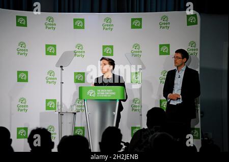 Birmingham, Großbritannien. Oktober 2021. Kürzlich ernannte Führer der Grünen Partei von England und Wales, Carla Denyer und Adrian Ramsay, eröffneten die Jahreskonferenz der Partei mit einem Aufruf an die Regierung, die Zahlungen für Winterkraftstoff auf alle Haushalte in Großbritannien auszudehnen. Sie fordern die Regierung auf, jedem Haushalt in England und Wales eine zusätzliche £320 zur Verfügung zu stellen, um ihnen zu helfen, die steigenden Energiekosten zu bezahlen und die Energiearmut zu vermeiden. Kredit: G.P.Essex/Alamy Live Nachrichten Stockfoto