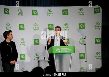 Birmingham, Großbritannien. Oktober 2021. Kürzlich ernannte Führer der Grünen Partei von England und Wales, Carla Denyer und Adrian Ramsay, eröffneten die Jahreskonferenz der Partei mit einem Aufruf an die Regierung, die Zahlungen für Winterkraftstoff auf alle Haushalte in Großbritannien auszudehnen. Sie fordern die Regierung auf, jedem Haushalt in England und Wales eine zusätzliche £320 zur Verfügung zu stellen, um ihnen zu helfen, die steigenden Energiekosten zu bezahlen und die Energiearmut zu vermeiden. G.P.Essex/Alamy Live News Stockfoto