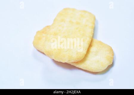 Backen salzigen Reis Cracker Snack Anordnung auf weißem Hintergrund Stockfoto