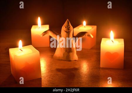 In der Halloween-Nacht spuckte ein weißer Tongeist und zündete Kerze an Stockfoto