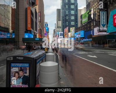 Aufnahme mit einem langsamen Verschluss in der Nähe der 7th Avenue in Manhattan. Stockfoto