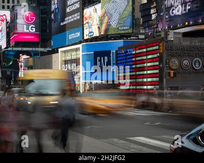 Aufnahme mit einem langsamen Verschluss in der Nähe der 7th Avenue in Manhattan. Stockfoto