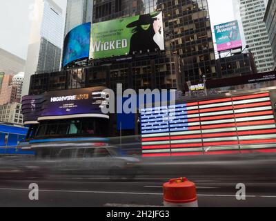 Aufnahme mit einem langsamen Verschluss in der Nähe der 7th Avenue in Manhattan. Stockfoto
