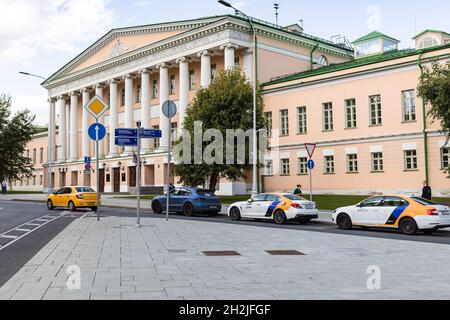 Moskau, Russland - 23. August 2021: Ansicht des Gebäudes der Moskauer Stadtduma (russisches regionalparlament in Moskau) vom Petrovsky Gates Square (Peters Ga Stockfoto