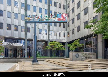 1515 Arch Street, auch One Parkway genannt, wurde 1962 als Hauptsitz von Pennsylvania Bell erbaut. Stockfoto