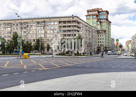 Moskau, Russland - 23. August 2021: Blick auf den Garden Ring und die Dolgorukovskaya Straße in der Stadt Moskau. Gartenring (Sadovoje Koltso) ist ein runder Ring r Stockfoto