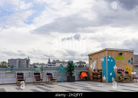 Moskau, Russland - 24. August 2021: Erholungsgebiet auf dem Dach des Rassvet Bezirks Unterhaltungs- und Freizeitzentrum im Koptevo Bezirk der Moskauer Stadt bei Z Stockfoto