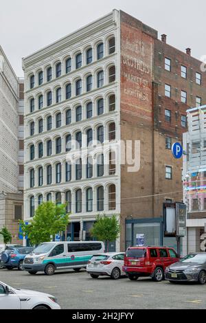 718 Arch Street, das Cast Iron Building, erbaut 1887 als Harris Steam Power Printing House. Später besetzten die Kaufhäuser der lit Brothers den Standort. Stockfoto