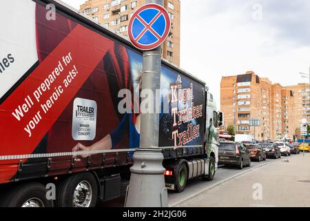 Moskau, Russland - 24. August 2021: Autoverkehr auf der Straße Bolshaya Akademitscheskaya im Stadtteil Koptevo der Moskauer Stadt am bewölkten Tag Stockfoto