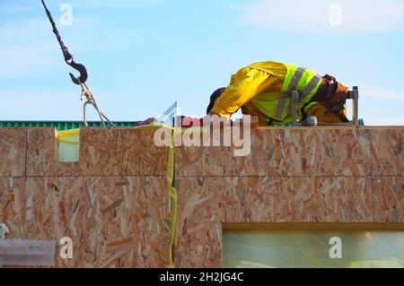 Bauunternehmer Bau eines neuen Gebäudes mit Modularrahmen und Sperrholztafelwänden auf der Baustelle. Haus Mit Strukturellen Isolierten Paneelen Stockfoto