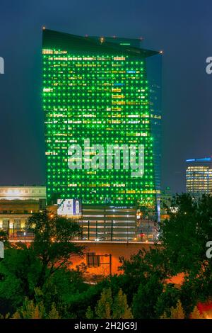 Die 2929 Arch Street, Cira Center, ist in der nächtlichen Skyline der University City von Philadelphia brillant - und tagsüber ein Spiegel im Cesar Pelli-Design. Stockfoto