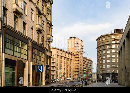 Moskau, Russland - 29. August 2021: Blick auf die Kreuzung der Straßen Kusnetsky Most und Bolshaya Lubyanka im Zentrum der Stadt Moskau bei Sonnenuntergang Stockfoto