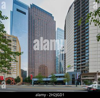 1717 Arch Street, Three Logan Square, auch bekannt als Bell Atlantic Tower, ist ein Bürohochhaus aus dem Jahr 1991 mit Blick auf den Benjamin Franklin Parkway. Stockfoto